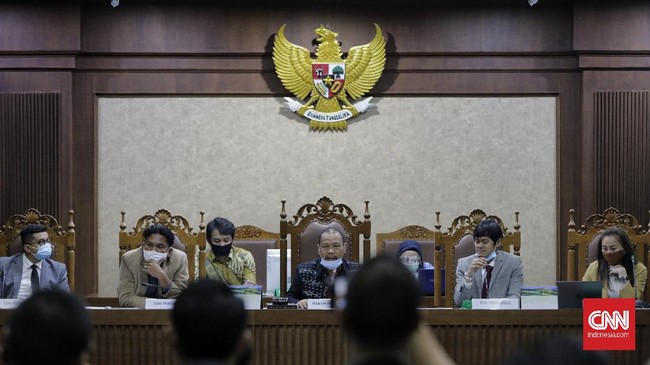 Terdakwa kasus dugaan penipuan dan penggelapan dana KSP Indosurya, June Indira, divonis bebas. Mahfud MD berkata pertimbangan hakim harus tetap dihormati.