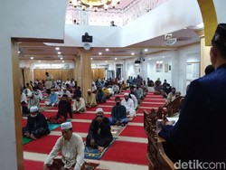 Pengelola Masjid di Koja Jelaskan Pertimbangan Gelar Salat Jumat 2 Gelombang
