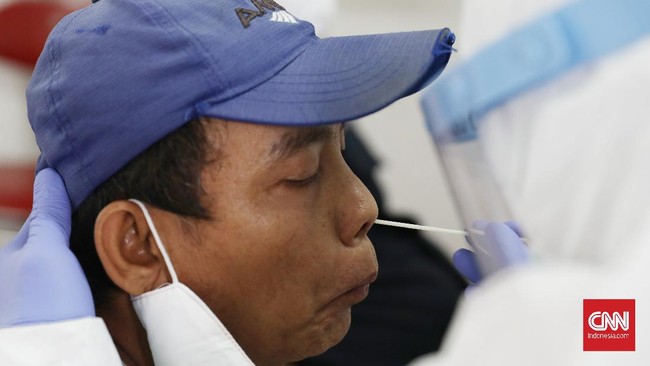 Petugas Dinkes Puskesmas Pulogadung melakukan tes swab pedagang di kawasan Cipinang Kebembem, Jakarta Timur, Jumat, 19 Juni 2020. Pemeriksaan ini dilakukan untuk memutus rantai penyebaran covid-19 di sejumlah pasar wilayah DKI Jakarta. CNN Indonesia/Safir Makki