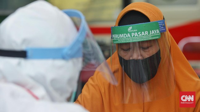 Petugas Dinkes Puskesmas Pulogadung melakukan tes swab pedagang di kawasan Cipinang Kebembem, Jakarta Timur, Jumat, 19 Juni 2020. Pemeriksaan ini dilakukan untuk memutus rantai penyebaran covid-19 di sejumlah pasar wilayah DKI Jakarta. CNN Indonesia/Safir Makki