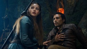 Kisah Katherine Langford Kian Jelas di Trailer Baru Cursed