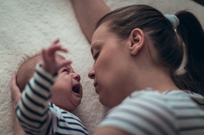 5 Cara Mengatasi Bayi Sering Bangun Tengah Malam, Bunda ...