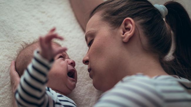 5 Cara Mengatasi Bayi Sering Bangun Tengah Malam, Bunda ...