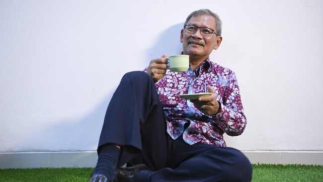 Jubir corona yang mengumumkan kasus harian kini adalah Wiku Adisasmito. Selain Wiku ada juga jubir terkait ekonomi yakni Budi Gunadi Sadikin.