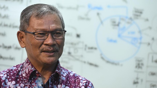 Langkah mengganti tinta celup dengan tinta yang dioles dinilai lebih rentan terjadi penularan virus corona karena petugas di TPS akan bertambah lagi.