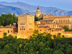 Misteri Istana Emas di Spanyol Berubah Ungu