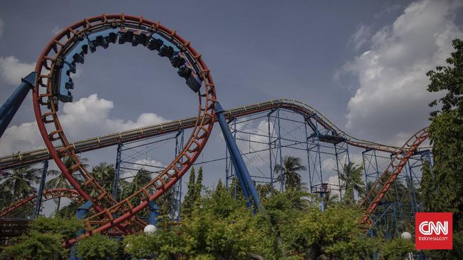 Pengunjung mencoba wahana permainan saat berwisata di Dufan, Ancol, Jakarta, Sabtu, 20 Juni 2020. Setelah ditutup selama dua bulan akibat pandemi COVID-19, kawasan rekreasi Ancol Taman Impian kembali dibuka. CNN Indonesia/Bisma Septalisma