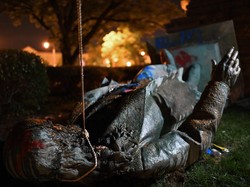 Demonstran Robohkan dan Bakar Patung Jenderal Konfederasi di Washington DC