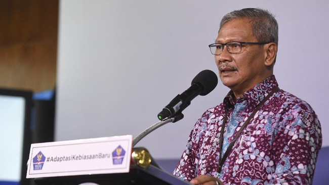 Juru bicara pemerintah untuk penanganan COVID-19 Achmad Yurianto menyampaikan laporan perkembangan kasus COVID-19 di Graha BNPB, Jakarta, Kamis (18/6/2020). Achmad Yurianto menyatakan hingga Kamis (18/6) pukul 12.00, jumlah kasus terkonfirmasi positif COVID-19 di Indonesia bertambah 1.331 orang sehingga bertotal 42.762 orang sementara jumlah total pasien sembuh menjadi 16.798 orang dan total kasus kematian menjadi 2.339 orang. ANTARA FOTO/Hafidz Mubarak A/aww.