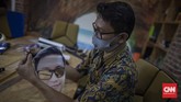 Produksi Face Shield Karakter Wajah Tenaga Kesehatan Produksi dummy face shield (pelindung wajah) bergambar karakter personal wajah petugas kesehatan di Percetakan Bintang Sempurna di kawasan Bendungan Hilir, Jakarta, Jumat, 19 Juni 2020. Face shield karakter tersebut dibanderol dengan harga Rp 35.000 - Rp 50.000 per buahnya. CNN Indonesia/Bisma Septalisma