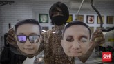 Produksi Face Shield Karakter Wajah Tenaga Kesehatan Produksi dummy face shield (pelindung wajah) bergambar karakter personal wajah petugas kesehatan di Percetakan Bintang Sempurna di kawasan Bendungan Hilir, Jakarta, Jumat, 19 Juni 2020. Face shield karakter tersebut dibanderol dengan harga Rp 35.000 - Rp 50.000 per buahnya. CNN Indonesia/Bisma Septalisma