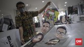 Produksi Face Shield Karakter Wajah Tenaga Kesehatan Produksi dummy face shield (pelindung wajah) bergambar karakter personal wajah petugas kesehatan di Percetakan Bintang Sempurna di kawasan Bendungan Hilir, Jakarta, Jumat, 19 Juni 2020. Face shield karakter tersebut dibanderol dengan harga Rp 35.000 - Rp 50.000 per buahnya. CNN Indonesia/Bisma Septalisma