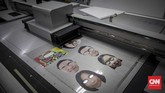 Produksi Face Shield Karakter Wajah Tenaga Kesehatan Produksi dummy face shield (pelindung wajah) bergambar karakter personal wajah petugas kesehatan di Percetakan Bintang Sempurna di kawasan Bendungan Hilir, Jakarta, Jumat, 19 Juni 2020. Face shield karakter tersebut dibanderol dengan harga Rp 35.000 - Rp 50.000 per buahnya. CNN Indonesia/Bisma Septalisma