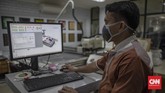Produksi Face Shield Karakter Wajah Tenaga Kesehatan Produksi dummy face shield (pelindung wajah) bergambar karakter personal wajah petugas kesehatan di Percetakan Bintang Sempurna di kawasan Bendungan Hilir, Jakarta, Jumat, 19 Juni 2020. Face shield karakter tersebut dibanderol dengan harga Rp 35.000 - Rp 50.000 per buahnya. CNN Indonesia/Bisma Septalisma