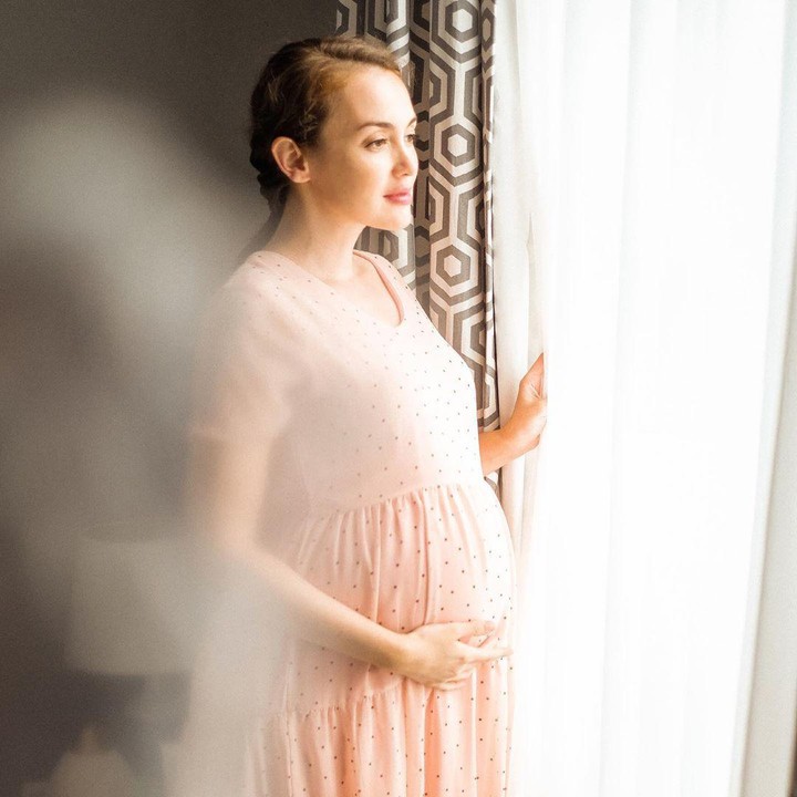 <p>Enggak mau ketinggalan, artis cantik Rianti Cartwright juga melakukan maternity shoot meski hanya di rumah aja. (Foto: Instagram @riantic)</p>