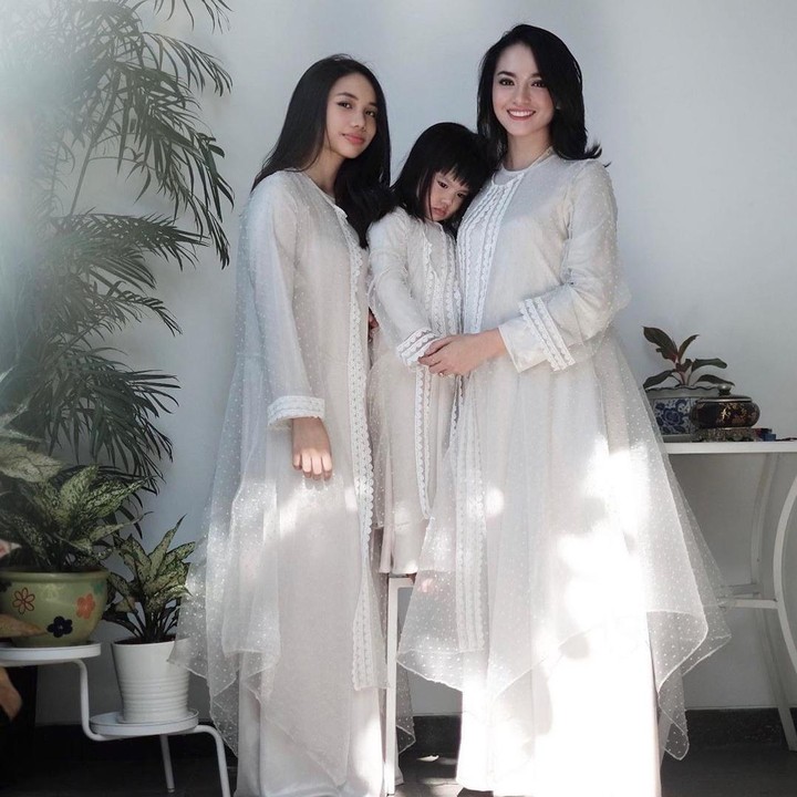 <p>Ririn Ekawati memiliki satu anak dari pernikahan pertama dengan Edwin Abeng (2001 - 2008). Ia menikah lagi dengan Ferry Wijaya pada 2015, lalu dianugerahi seorang putri, Abigail Cattleya Putri. Namun pada 2017, Ferry Wijaya meninggal dunia usai mengidap leukemia. (Foto: Instagram @ririnekawati)</p>