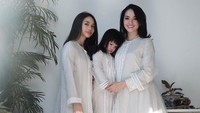 <p>Ririn Ekawati memiliki satu anak dari pernikahan pertama dengan Edwin Abeng (2001 - 2008). Ia menikah lagi dengan Ferry Wijaya pada 2015, lalu dianugerahi seorang putri, Abigail Cattleya Putri. Namun pada 2017, Ferry Wijaya meninggal dunia usai mengidap leukemia. (Foto: Instagram @ririnekawati)</p>