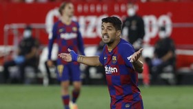 Transfer Suarez Berlarut-larut, Juventus Bidik Dzeko