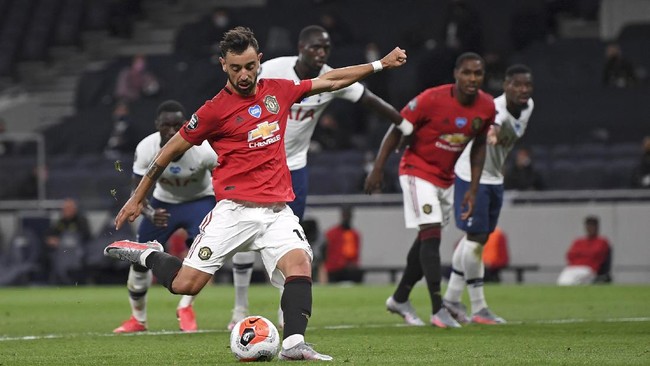 Manchester United menjadi klub yang paling banyak mendapatkan 'hadiah' penalti di Liga Inggris dengan 14 kali penalti.