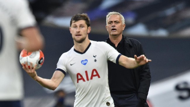 Tottenham's manager Jose Mourinho watches as Tottenham's Ben Davies prepares to throw the ball into play during the English Premier League soccer match between Tottenham Hotspur and Manchester United at Tottenham Hotspur Stadium in London, England, Friday, June 19, 2020. (AP Photo/Glyn Kirk, Pool)