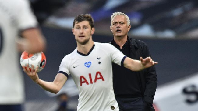 Tottenham Hotspur vs Manchester United Tottenham's manager Jose Mourinho watches as Tottenham's Ben Davies prepares to throw the ball into play during the English Premier League soccer match between Tottenham Hotspur and Manchester United at Tottenham Hotspur Stadium in London, England, Friday, June 19, 2020. (AP Photo/Glyn Kirk, Pool)