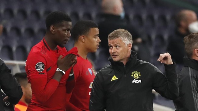 Gelandang Paul Pogba membantah menolak pelatih Ole Gunnar Solskjaer setelah Manchester United dihancurkan Liverpool 0-5 pada akhir pekan lalu.
