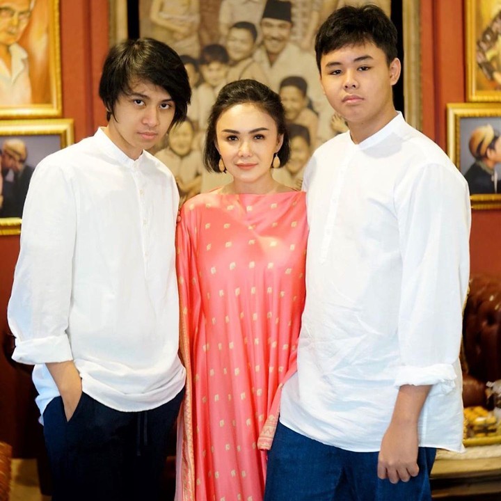 <p>Yuni Shara pernah menikah dengan Raymond Manthey pada 1993, tapi tak memiliki anak. Kakak Krisdayanti ini lalu menikah lagi pada 2002 dengan Henry Siahaan. Hanya bertahan hingga 2008, pernikahan kedua itu juga kandas. Yuni Shara kini fakus membesarkan dua putranya, Cavin dan Cello. (Foto: Instagram @yunishara36)</p>