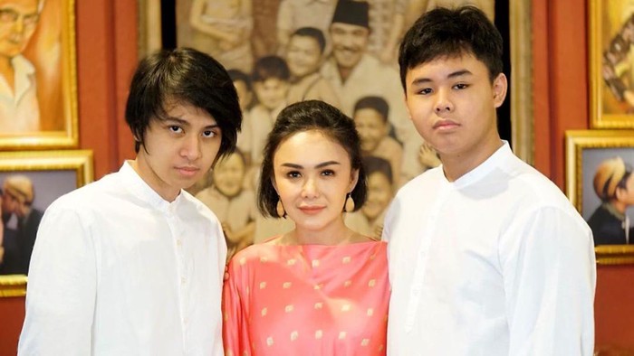 Yuni Shara dan kedua putranya