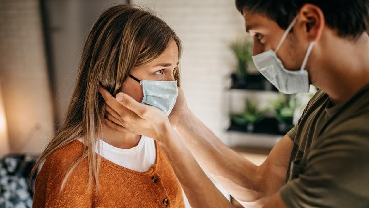 Couple locked down in apartment, waiting for virus to be destroyed