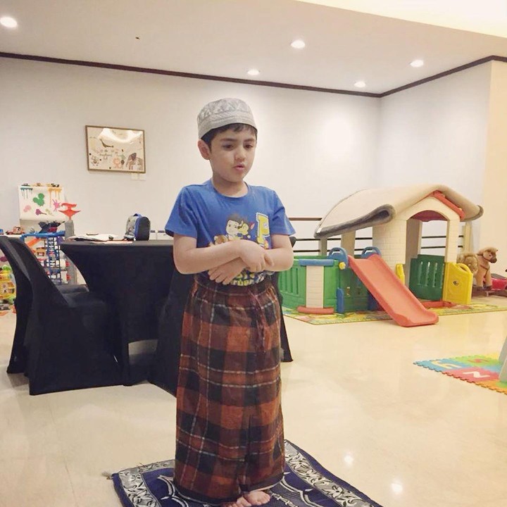 <p>Carissa Puteri dan suami patut berbangga, selain tampan, Quenzino juga rajin salat. (Foto: Instagram @carissa_puteri)</p>