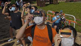 FOTO: Antusias Masyarakat Saksikan Gerhana Matahari