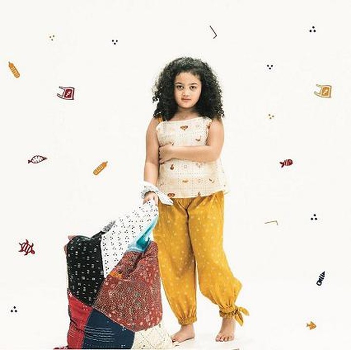 <p>Amora, yang lahir pada pada 5 September 2011, ternyata sudah memiliki rambut ikal tersebut sejak ia kecil, Bunda. (Foto: Instagram @krisdayantilemos)</p>