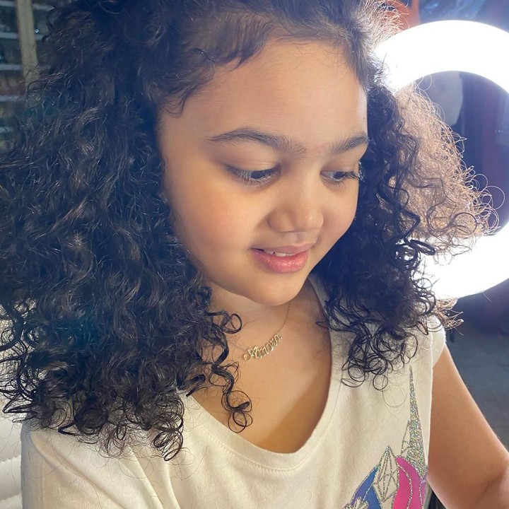 <p>Tidak hanya karena rambut, Amora juga memiliki wajah yang membuatnya terlihat tambah menggemaskan. Netizen pun banyak yang memuji. (Foto: Instagram @krisdayantilemos)</p>