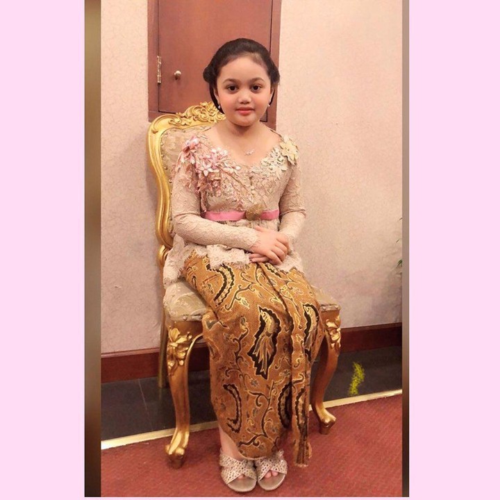 <p>Tidak hanya lucu dengan rambut tergerai, disanggul dan mengenakan kebaya khas Jawa seperti ini juga cocok ya, Bunda? (Foto: Instagram @krisdayantilemos)</p>