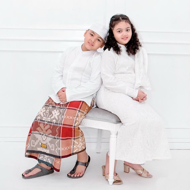 <p>Amora juga memiliki seorang adik laki-laki bernama Kellen Alexander Lemos. Mereka tampak lucu dalam satu frame ya, Bunda? (Foto: Instagram @krisdayantilemos)</p>