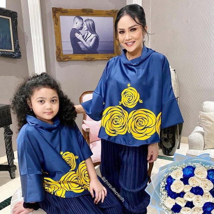 <p>Kalau ini, foto bareng mommy KD dengan baju kompakan. Amora sudah pandai bergaya di depan kamera nih, Bunda. (Foto: Instagram @krisdayantilemos)</p>
