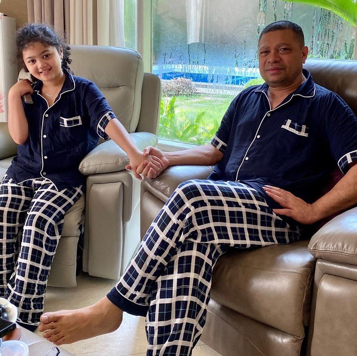 <p>Tak cuma pakai <em>suit couple</em> bersama mommy KD, Amora juga terlihat manis saat mengenakan piyama serupa dengan sang ayah, Raul Lemos. (Foto: Instagram @krisdayantilemos)</p>