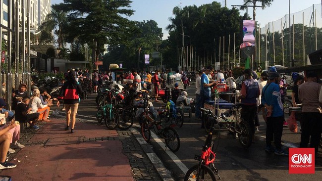 Wiku Adisasmito meminta Pemda dan Satgas daerah untuk tegas membubarkan kegiatan yang menimbulkan kerumunan, serta memberi sanksi pada pihak penyelenggara.