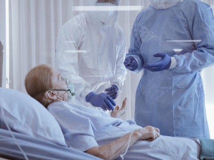 Sedih, Suami-Istri Meninggal karena COVID-19 Sambil Pegangan Tangan