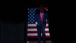 Trump Pakai Masker untuk Pertama Kali saat ke RS Militer