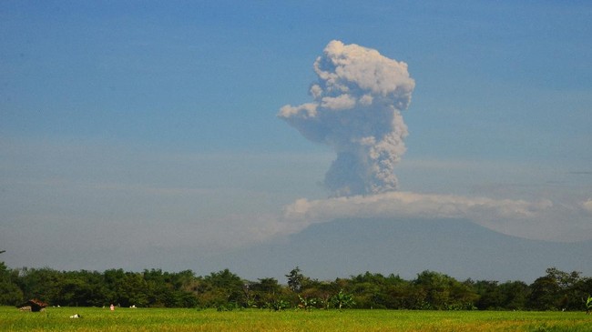 Gunung Ili Lewotolok di Lembata, NTT erupsi pagi tadi, menimbulkan asap tebal dan abu, dengan tinggi kolom abu sekitar 1.923 meter di atas permukaan laut.