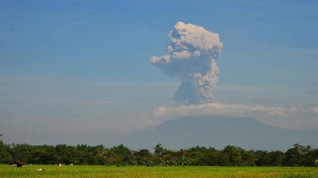 Gunung Ili Lewotolok di Lembata NTT Erupsi Gunung Ili Lewotolok di Lembata, NTT erupsi pagi tadi, menimbulkan asap tebal dan abu, dengan tinggi kolom abu sekitar 1.923 meter di atas permukaan laut.