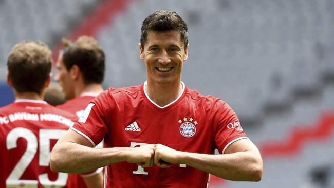 Real Madrid begitu serius mendatangkan Robert Lewandowski di tahun 2013. Namun proposal Los Blancos ditolak oleh striker Polandia tersebut.