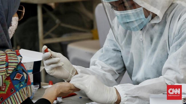 Warga melakukan rapid test dan swab di kawasan jalan Sudirman,  Jakarta Pusat.  Minggu (21/6/2020). CNN Indonesia/Andry Novelino