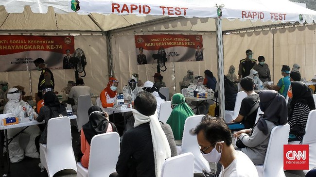 Warga melakukan rapid test dan swab di kawasan jalan Sudirman,  Jakarta Pusat.  Minggu (21/6/2020). CNN Indonesia/Andry Novelino