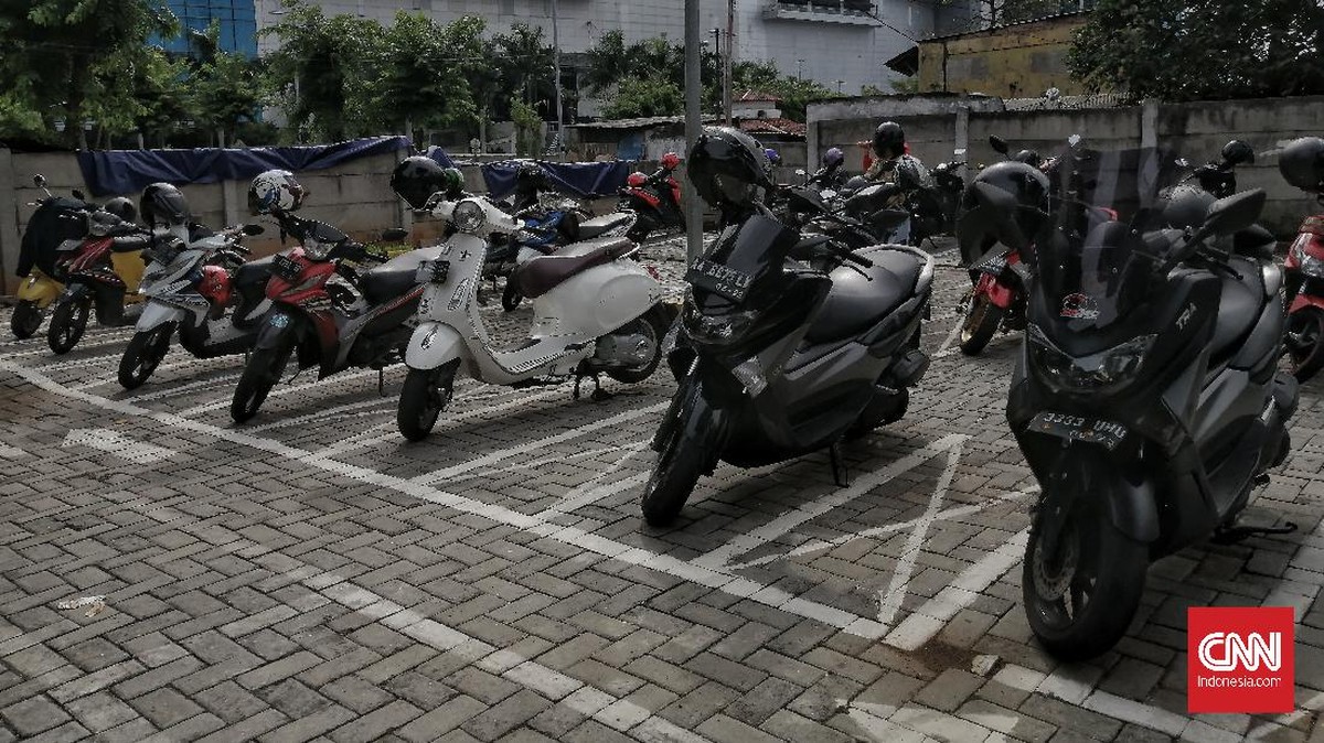 FOTO: Parkir Mobil dan Motor Berjarak Saat Pandemi