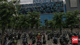 FOTO: Parkir Mobil dan Motor Berjarak Saat Pandemi