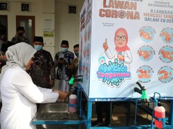 Menaker Sumbang Ribuan APD untuk Pesantren di Yogyakarta