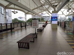 Biasanya Ramai Penumpang, Naik MRT di Hari Libur Masih Lengang