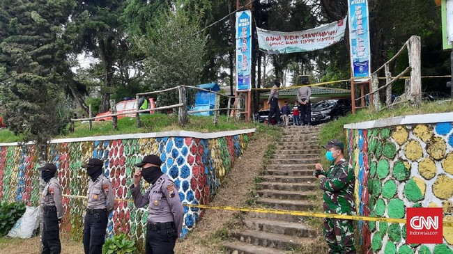 Polda Jawa Tengah melakukan olah Tempat Kejadian Perkara (TKP) usai peristiwa penyerangan rombongan Polres Karanganyar di depan pos pendakian Gunung Lawu Cemoro Kandang, desa Gondosuli, Kecamatan Tawangmangu, Karanganyar, Minggu (21/6).